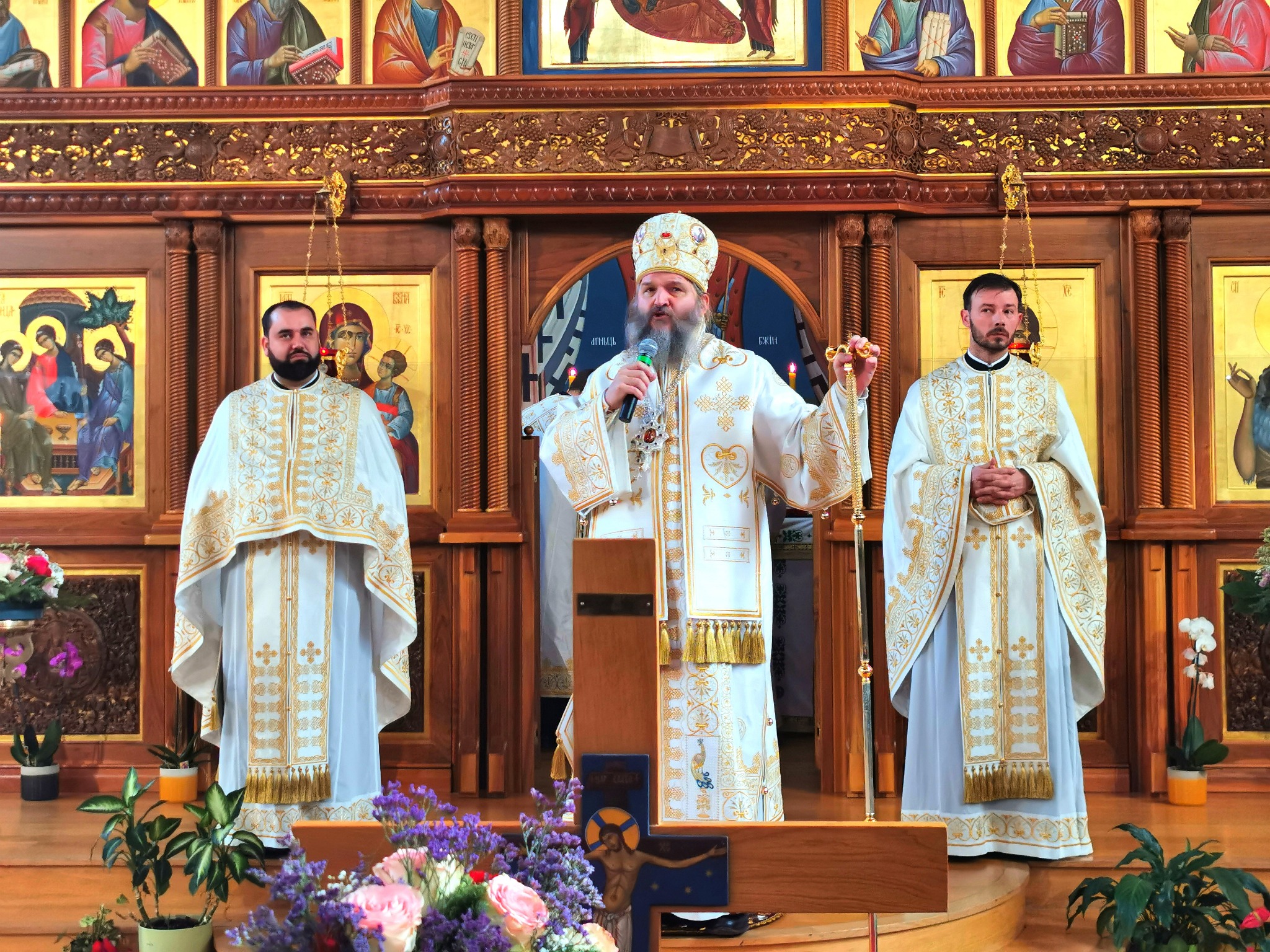 АРХИЈЕРЕЈСКА ЛИТУРГИЈА У ХРАМУ СВЕТЕ ТРОЈИЦЕ У ЦИРИХУ